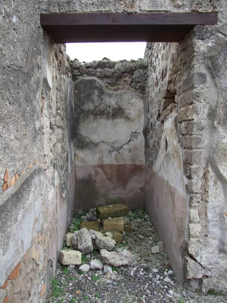 IX.1.22 Pompeii. December 2007. Alcove to west of room 32. This narrow storeroom/cupboard had a high red dado, and a white middle zone to the walls.

