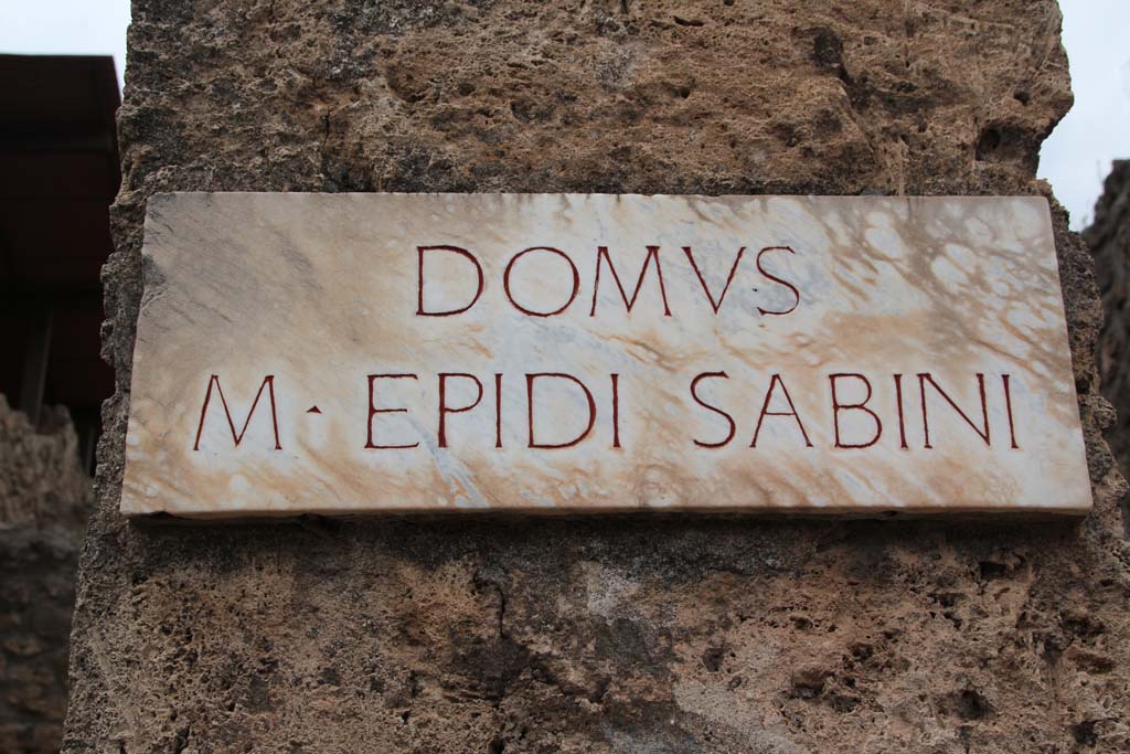 IX.1.22 Pompeii. April 2014. Description entrance plaque. Photo courtesy of Klaus Heese.