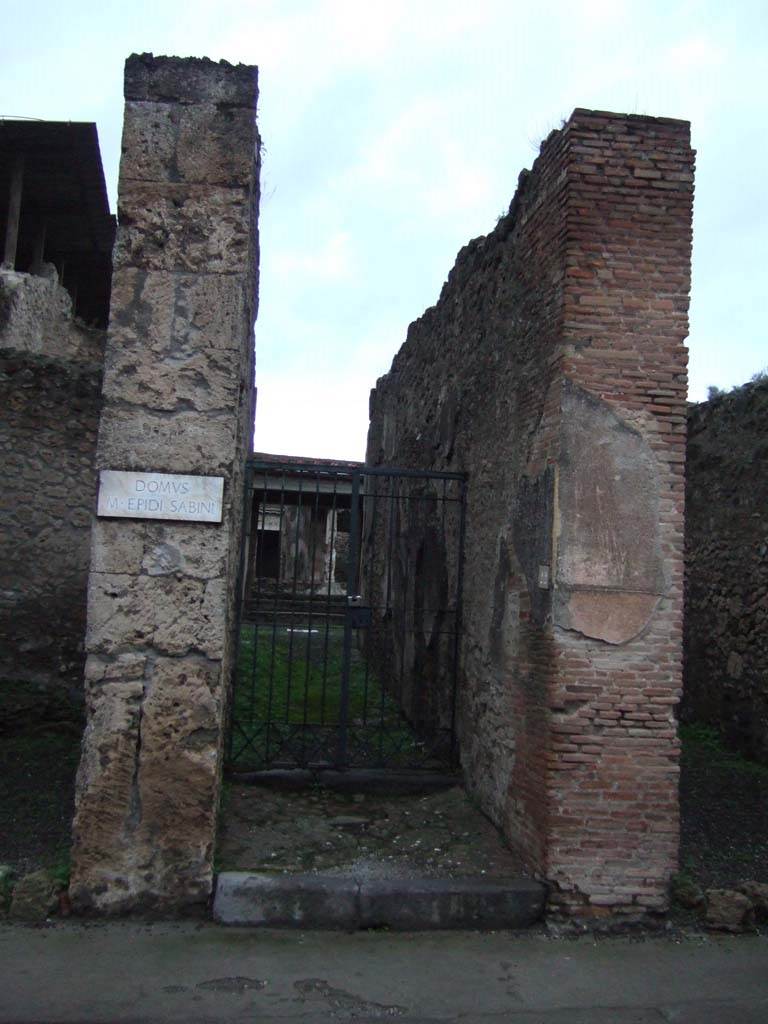 IX.1.22 Pompeii. December 2005. Entrance. 
According to Della Corte, graffiti was found on the right of this entrance 
(C. Cuspi)  Pansa,  fac  facias    [CIL IV 1071]
See Della Corte, M., 1965. Case ed Abitanti di Pompei. Napoli: Fausto Fiorentino. (p.249)

Also found on the right pilaster, between IX.1.22 and IX.1.23 in August 1858 were

Neptunalem
aed(ilem)  o(ro)  v(os)  f()aciatis)    [CIL IV 1070]

Modestum
aed(ilem)  Pans[a(m)]
fac(it)  facias    [CIL IV 1071]

Siricum    [CIL IV 1072]

M(arcum)  C(errinium)  V(atiam)    [CIL IV 1073]

See Pagano, M. and Prisciandaro, R., 2006. Studio sulle provenienze degli oggetti rinvenuti negli scavi borbonici del regno di Napoli. Naples: Nicola Longobardi. (p.175)

