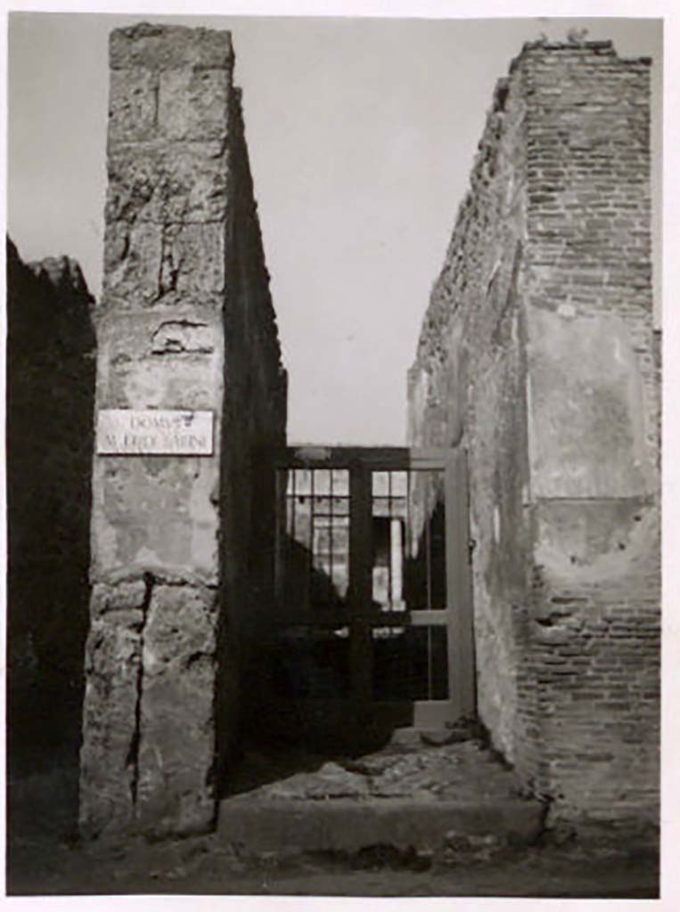 IX.1.22 Pompeii. Pre-1943. Entrance doorway. Photo by Tatiana Warscher.
According to Warscher – “The east (right) pilaster of brick was probably reconstructed after 63AD”.
See Warscher, T. Codex Topographicus Pompeianus, IX.1. (1943), Swedish Institute, Rome. (no.110), p. 189.
