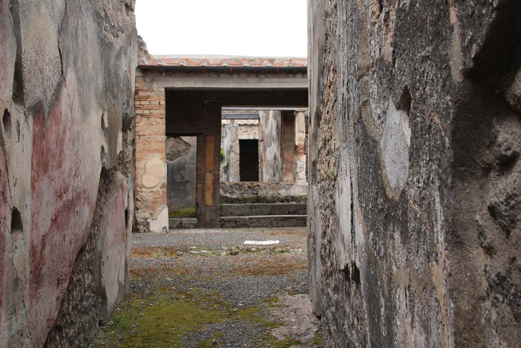 IX.1.22 Pompeii. April 2014. Looking north from entrance corridor. Photo courtesy of Klaus Heese.