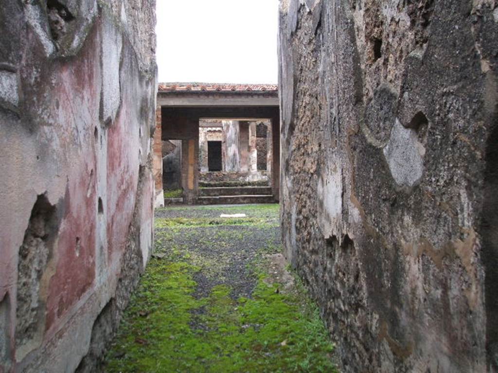 IX.1.22 Pompeii. December 2004. Vestibule, looking north along entrance corridor to atrium. 