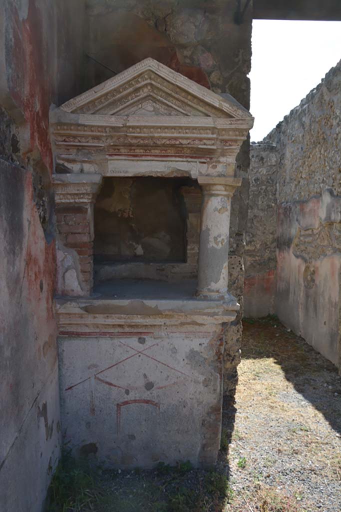IX.1.22 Pompeii. September 2019. Room 1, looking south towards household shrine.  
Foto Annette Haug, ERC Grant 681269 DÉCOR
