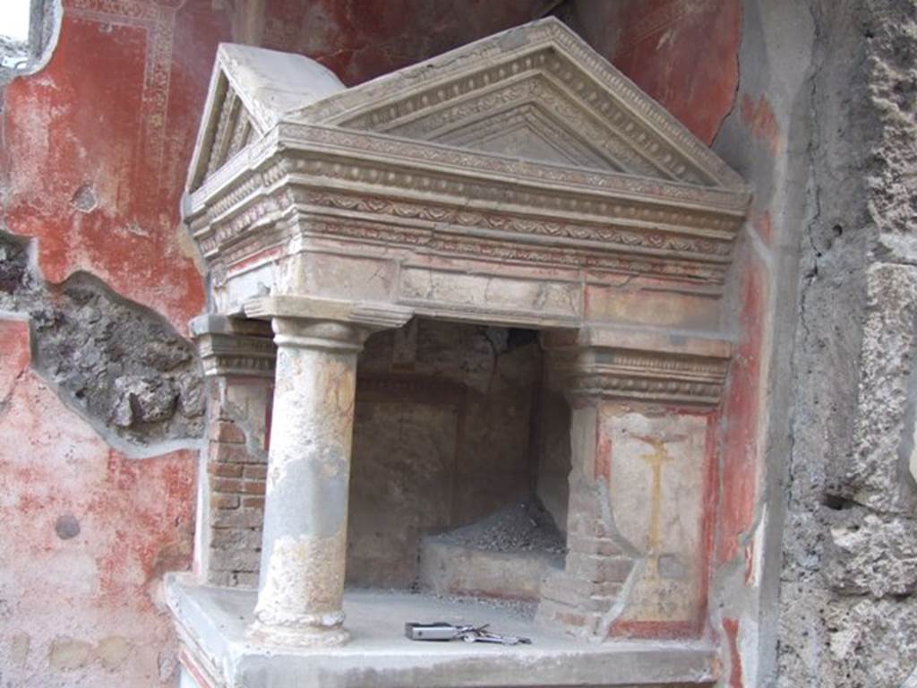 IX.1.22 Pompeii. November 2008. Detail from west side of lararium. Photo courtesy of Nicolas Monteix.