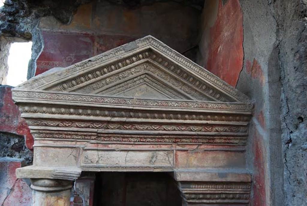 IX.1.22 Pompeii. November 2008. Detail of stucco from lararium. Photo courtesy of Nicolas Monteix.
