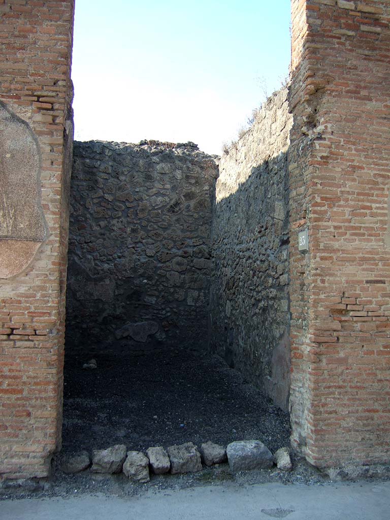 IX.1.23 Pompeii. September 2005. Entrance, looking north from Via dell’Abbondanza.
In August 1858, graffiti found between IX.1.23 and IX.1.24, on the right pilaster were

CN Cn(aeum) Helvium
aed(ilem)  d(ignum)  r(ei)  p(ublicae)  o(ro)  v(os)  f(aciatis)  dignus
est     [CIL IV 1075]

L(ucium)  P(opidium) L(uci)  f(ilium)   [CIL IV 1076]

On the east wall of the shop, a graffito was found in August 1858 reading

Iudiciis  Augusti  Augustae  feliciter
nobis  salvis  felices  sumus
perpetuo    [CIL IV 1074]

See Pagano, M. and Prisciandaro, R., 2006. Studio sulle provenienze degli oggetti rinvenuti negli scavi borbonici del regno di Napoli.  Naples: Nicola Longobardi.  (p. 175)
For CIL IV 1074, See Varone, A. and Stefani, G., 2009. Titulorum Pictorum Pompeianorum, Rome: L’erma di Bretschneider, (p.378). 
This is now conserved in Naples Archaeological Museum, inventory number 4664.
