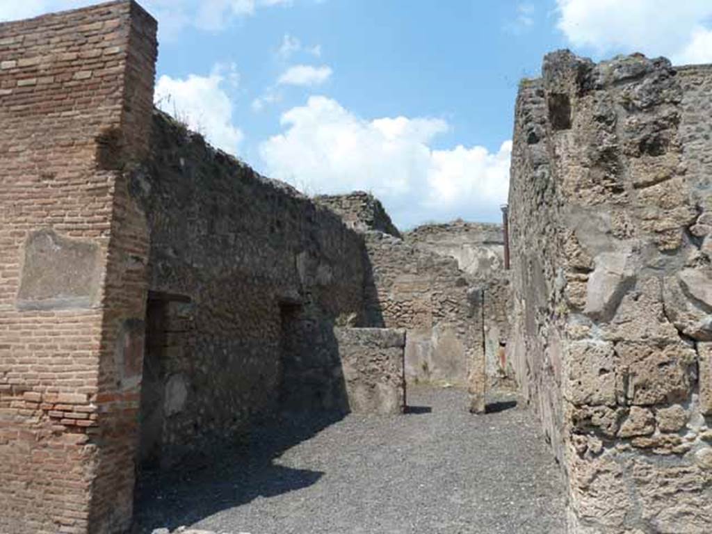 IX.1.24 Pompeii. May 2010. West wall of shop.