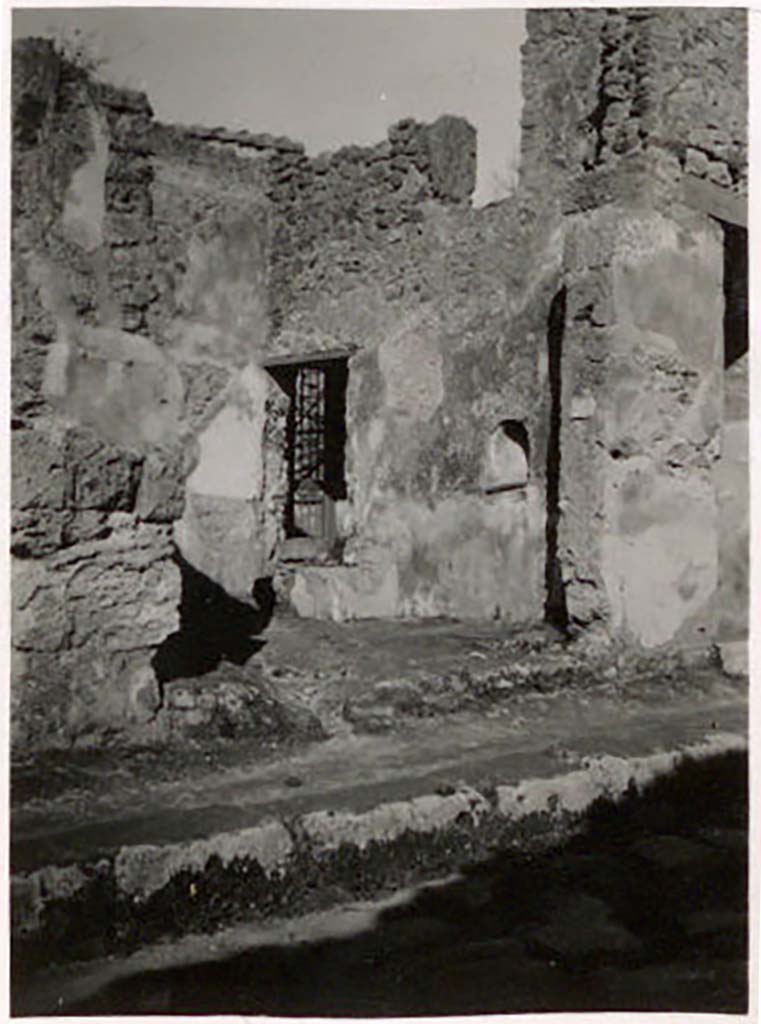 IX.1.25 Pompeii. Pre-1943. Entrance doorway on north side of Via dell’Abbondanza. Photo by Tatiana Warscher.
See Warscher, T. Codex Topographicus Pompeianus, IX.1. (1943), Swedish Institute, Rome. (no.142), p. 246.

