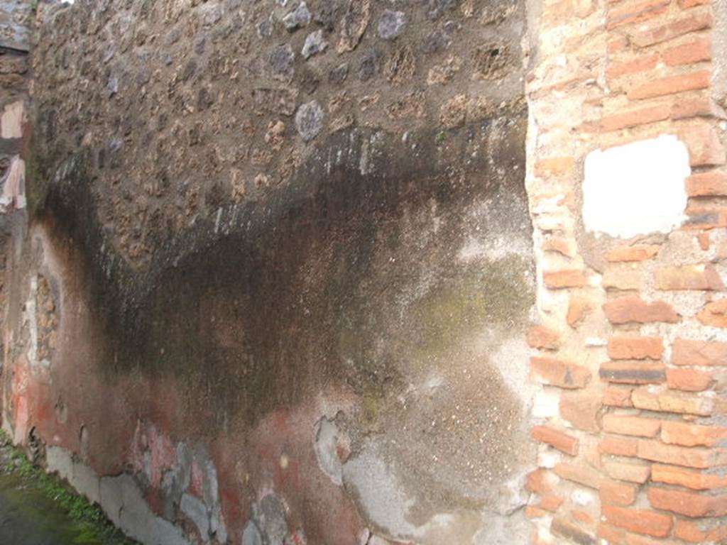IX.1.26 Pompeii. December 2004. East wall of entrance corridor.