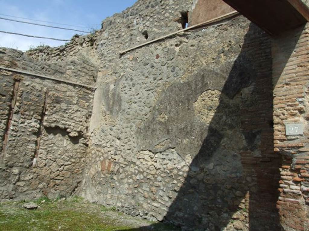 IX.1.27 Pompeii.  March 2009.  East wall.