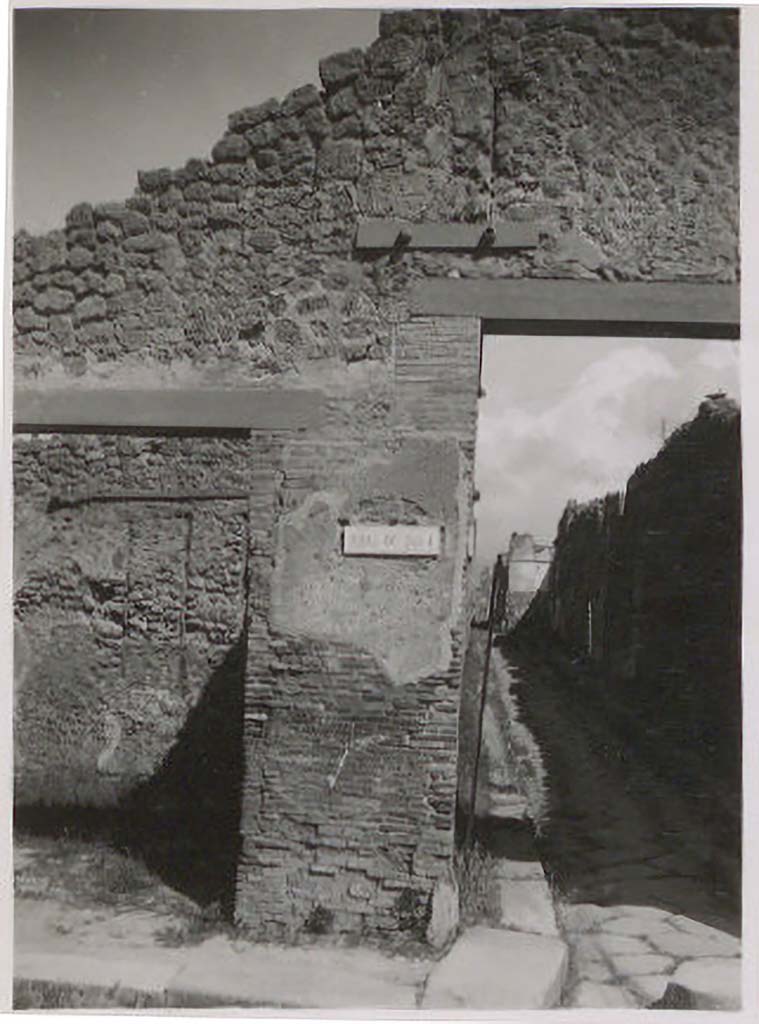 IX.1.27 Pompeii. Pre-1943. Looking north to pilaster on east side of entrance, with Vicolo di Tesmo, on right. 
Photo by Tatiana Warscher.
See Warscher, T. Codex Topographicus Pompeianus, IX.1. (1943), Swedish Institute, Rome. (no.143), p. 249.
