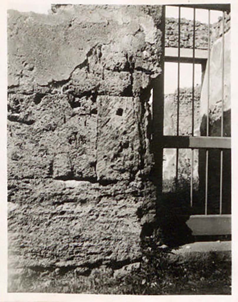 IX.1.29 Pompeii. Pre-1943. Looking west at south side of entrance doorway. Photo by Tatiana Warscher.
See Warscher, T. Codex Topographicus Pompeianus, IX.1. (1943), Swedish Institute, Rome. (no.151), p. 260.

