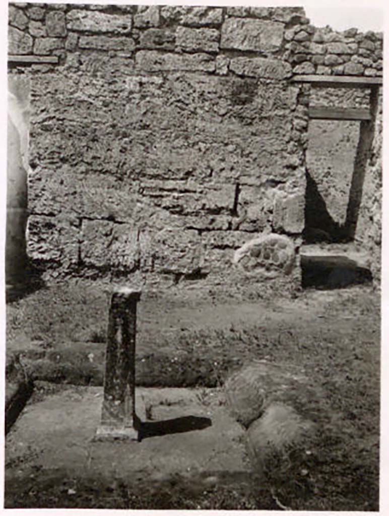 IX.1.29 Pompeii. Pre-1943. Looking north across tufa impluvium in atrium. Photo by Tatiana Warscher.
According to Warscher -
“At the bottom of the north wall were some amphorae shards embedded in the concrete that served as an intermediate layer between the stones of the wall and the plaster.” 
(Note – see photos at IX.1.22 (pt.6 & 7) which appears to show amphorae shards on several atrium walls.)
See Warscher, T. Codex Topographicus Pompeianus, IX.1. (1943), Swedish Institute, Rome. (no.153), p. 264.

