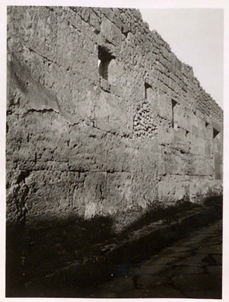 IX.1.29 Pompeii. Pre-1943. 
Looking north along exterior façade of IX.1.29 on west side of Vicolo di Tesmo. Photo by Tatiana Warscher.
See Warscher, T. Codex Topographicus Pompeianus, IX.1. (1943), Swedish Institute, Rome. (no.146), p. 255.
