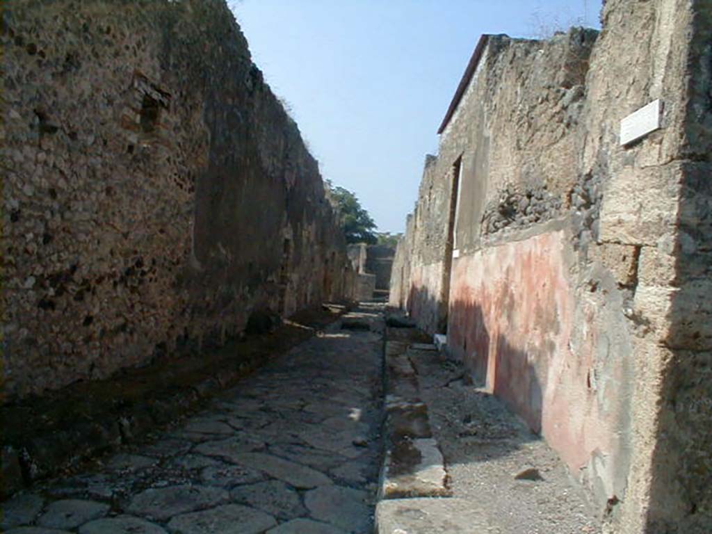 IX.1.29 Pompeii, on left. May 2006.     Vicolo di Balbo, looking west from Vicolo di Tesmo.                 IX.2.16, on right.