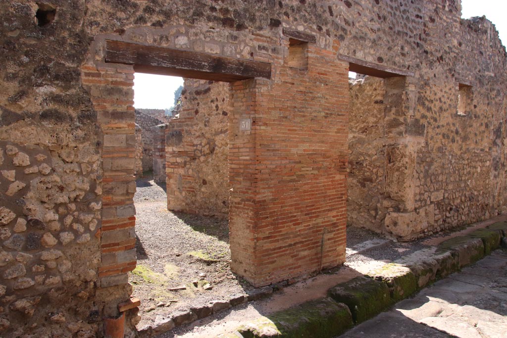 IX.1.31 Pompeii, on left. October 2022. Entrance doorway, linked to IX.1.32, on right. Photo courtesy of Klaus Heese