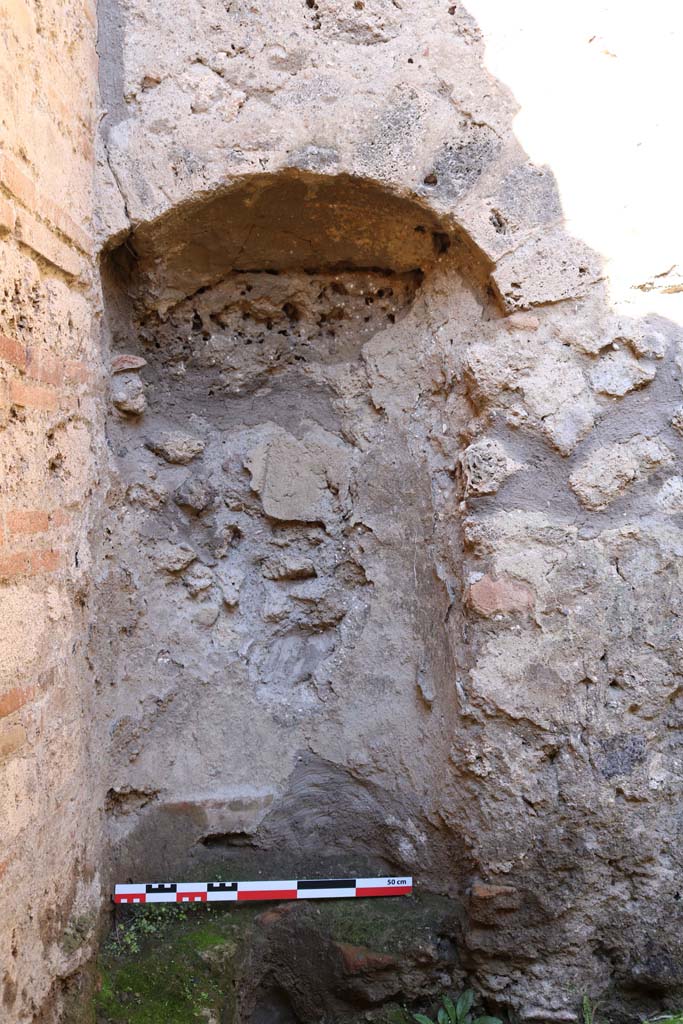 IX.1.31 Pompeii. December 2018. 
Detail of niche-latrine in north-west corner of kitchen. Photo courtesy of Aude Durand.

