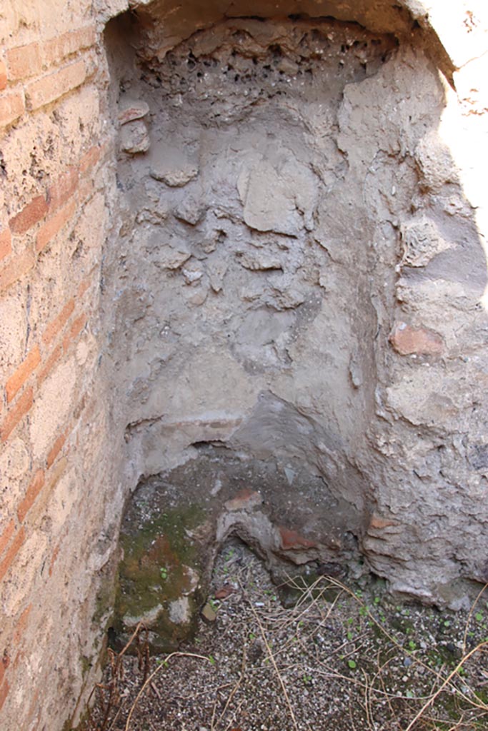IX.1.31 Pompeii. October 2022. 
Niche-latrine in north-west corner of kitchen. Photo courtesy of Klaus Heese
