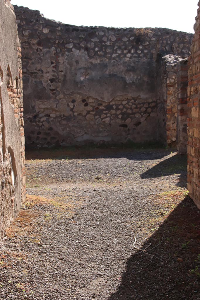 IX.1.32 Pompeii. October 2022. 
Looking south through entrance corridor/fauces towards atrium. Photo courtesy of Klaus Heese

