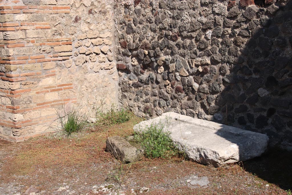 IX.1.32 Pompeii. October 2022. North-east corner of atrium. Photo courtesy of Klaus Heese