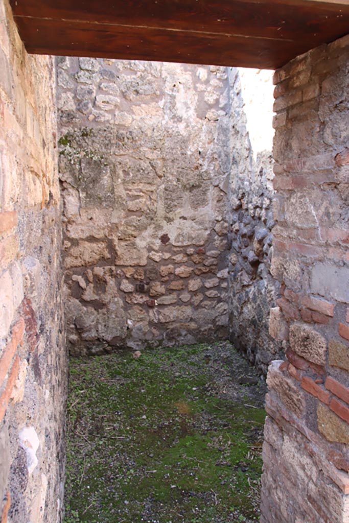 IX.1.32 Pompeii. October 2022. 
Looking west through doorway of small room on west side of atrium. Photo courtesy of Klaus Heese
