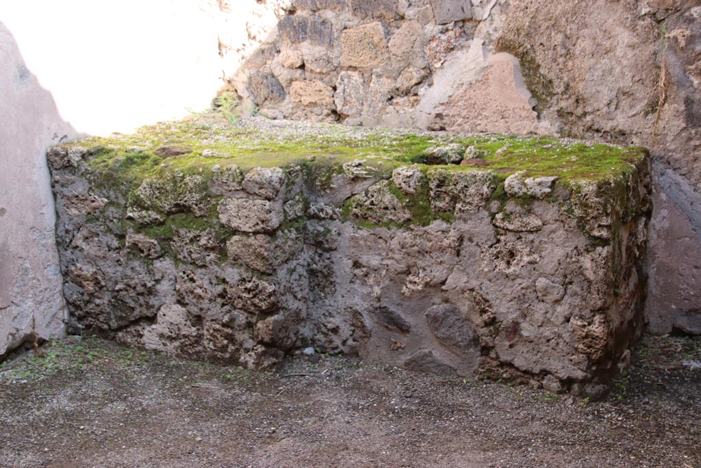 IX.1.33 Pompeii. October 2022. Bench or hearth against east wall. Photo courtesy of Klaus Heese
