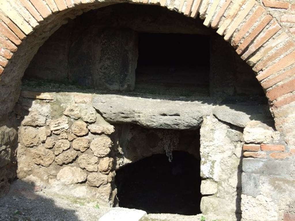 IX.1.33 Pompeii.  March 2009.  Oven.