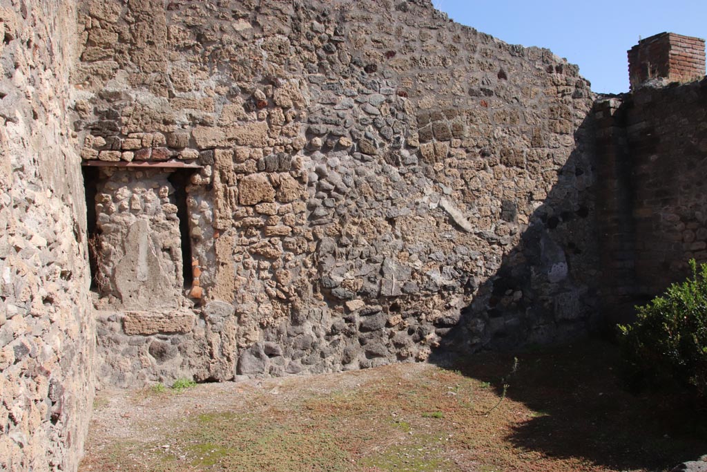 IX.1.33 Pompeii. October 2022. Looking east in room on south side of oven. Photo courtesy of Klaus Heese