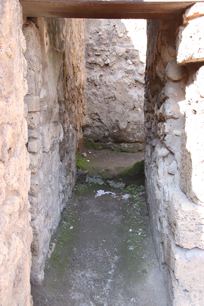 IX.1.33 Pompeii. October 2022. 
Looking north through small doorway on west side of entrance corridor. Photo courtesy of Klaus Heese
