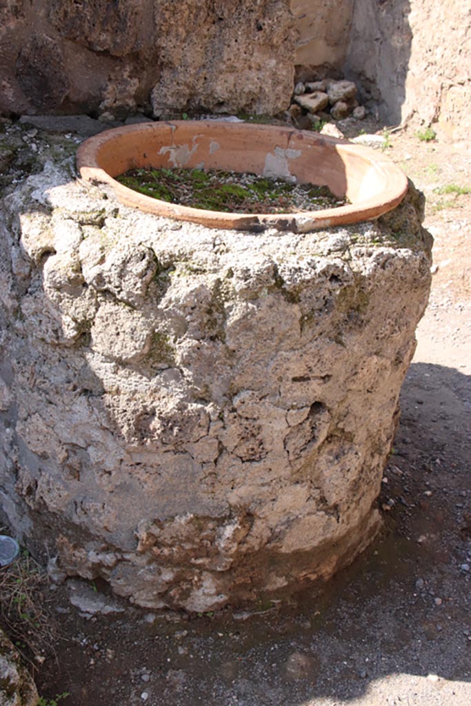 IX.1.33 Pompeii. October 2022. 
Detail of bucket/tub with terracotta vessel. Photo courtesy of Klaus Heese

