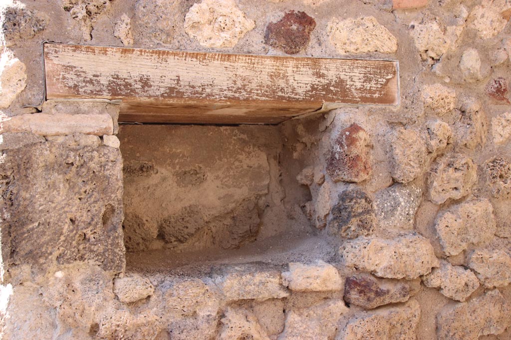 IX.1.33 Pompeii. October 2022. Detail of niche above bucket/tub without terracotta vessel. Photo courtesy of Klaus Heese