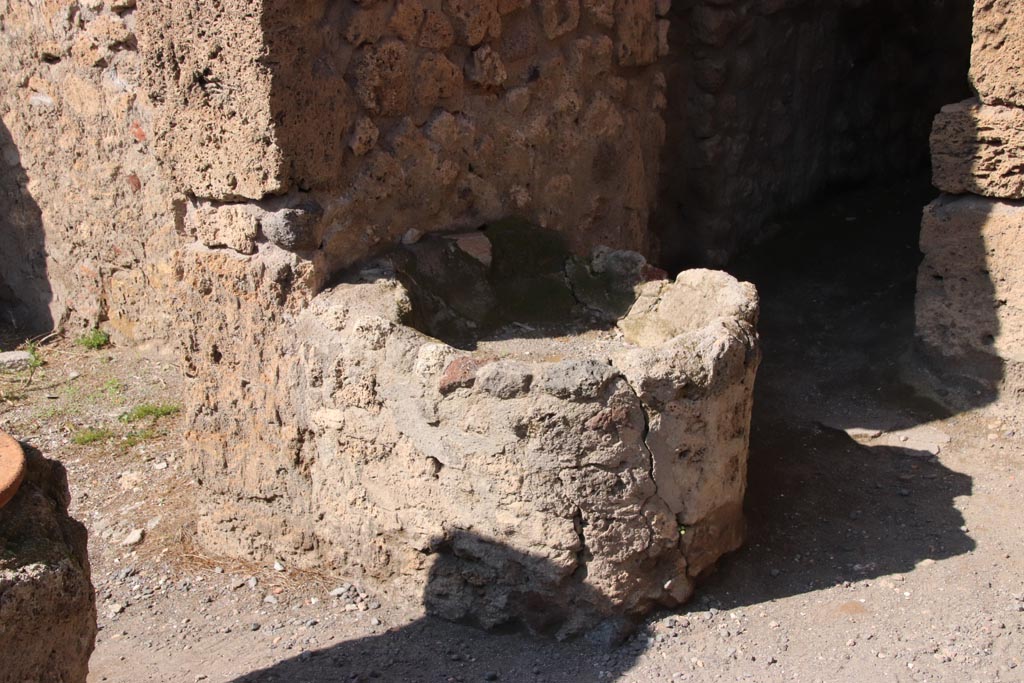 IX.1.33 Pompeii. October 2022. Detail of bucket/tub without terracotta vessel. Photo courtesy of Klaus Heese

