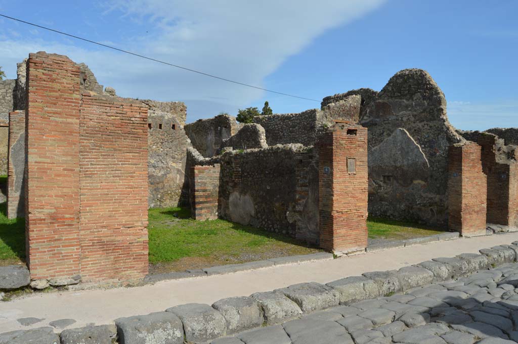 IX.2.6, on left, Pompeii. March 2018. Looking south along east side of Via Stabiana.
Foto Taylor Lauritsen, ERC Grant 681269 DCOR.
