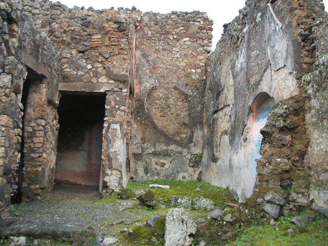 IX.2.7 Pompeii. December 2018 
Looking east from atrium area towards doorway to triclinium (k), on left, and garden area (h), on right. Photo courtesy of Aude Durand.

