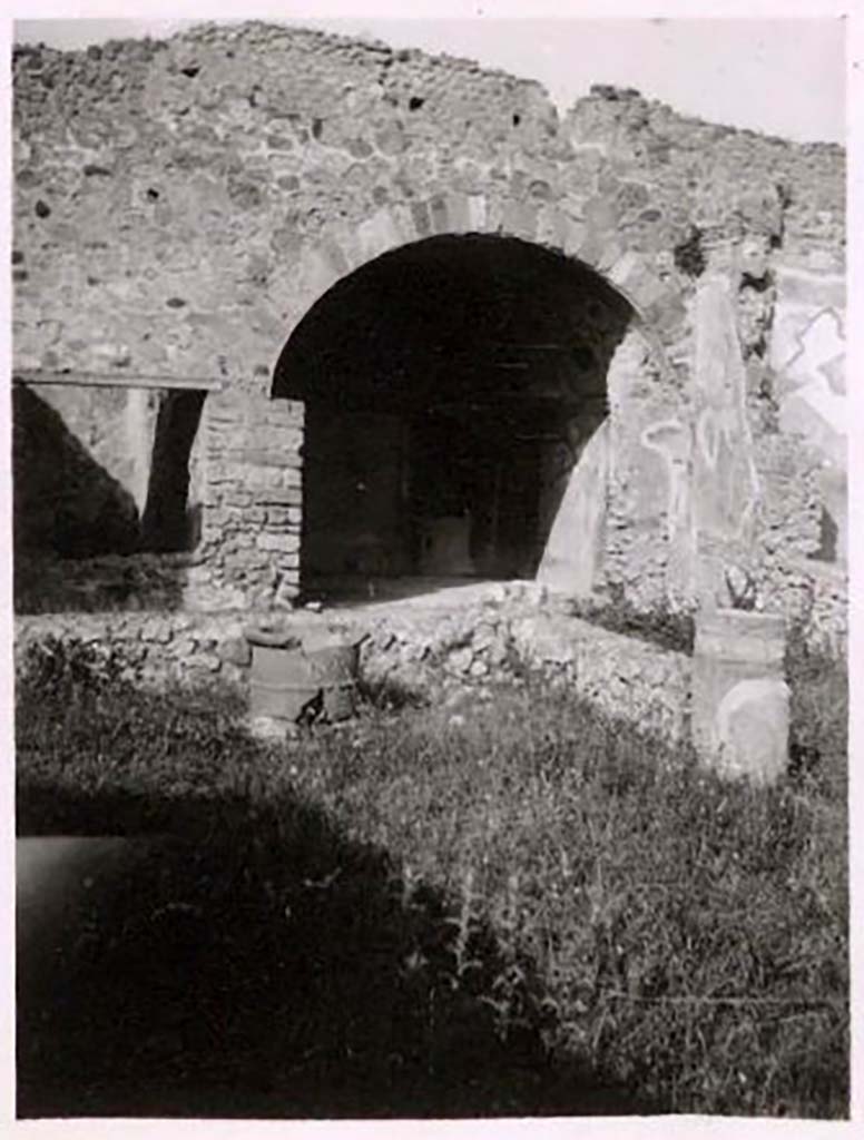 IX.2.10 Pompeii. Pre-1943. Photo by Tatiana Warscher.
Looking south-east across pseudo-peristyle with terracotta puteal over cistern mouth, towards the vaulted tablinum. 
See Warscher, T. Codex Topographicus Pompeianus, IX.2. (1943), Swedish Institute, Rome. (no.28.), p. 63.
