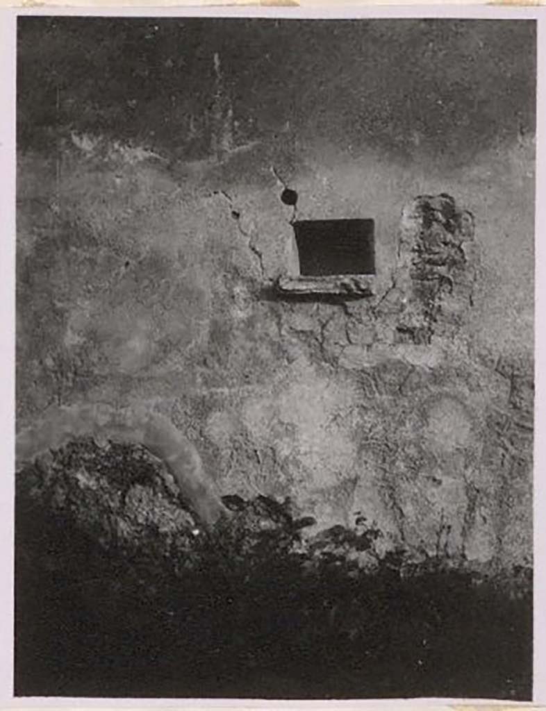 IX.2.16 Pompeii. Pre-1943. North wall of pseudo-peristyle, with niche.
According to Warscher  
this rectangular niche with projecting floor was in the north wall (height 0.22, x width 0.34, depth 0.25, and height above the floor 1.40).
See Warscher, T. Codex Topographicus Pompeianus, IX.2. (1943), Swedish Institute, Rome. (no.82.), p. 164.
