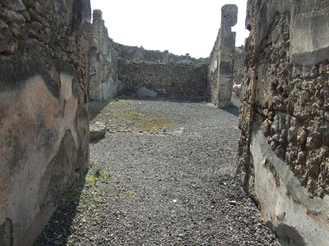 IX.2.17 Pompeii.  March 2009.  North wall of entrance corridor.