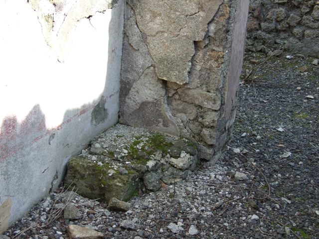 IX.2.18 Pompeii. March 2009.  Room 11.  Garden area.  Looking east along line of three columns and low wall, towards East Portico.