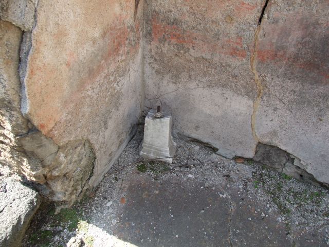 IX.2.18 Pompeii. March 2009.  Room 3.  Triclinium, North west corner.
