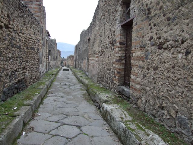 IX.7 Pompeii. December 2007. Vicolo di Tesmo looking south.        IX.2.19
