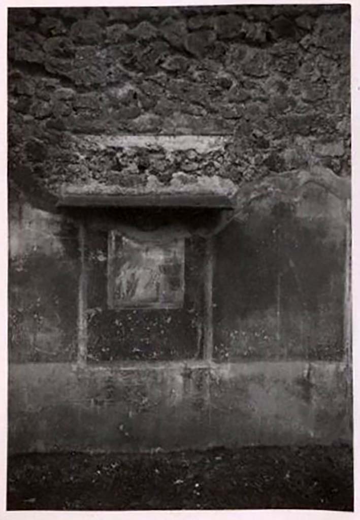 IX.2.21 Pompeii. Pre-1943. Room 3, wall painting on west wall of ala. Photo by Tatiana Warscher.
See Warscher, T. Codex Topographicus Pompeianus, IX.2. (1943), Swedish Institute, Rome. (no.123.). p. 207.
