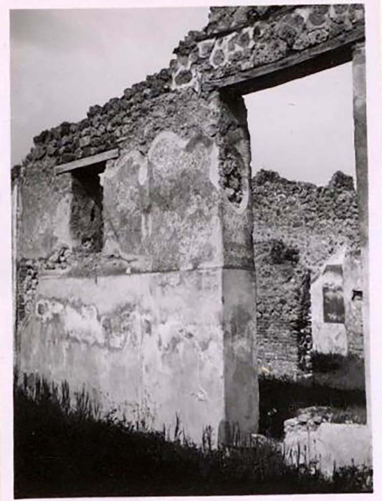 IX.2.21 Pompeii. Pre-1943. Looking north-west across garden area. Photo by Tatiana Warscher.
According to Warscher 
This photo was taken from the pseudo-peristyle: they had constructed a room in the west part. 
Through the doorway one sees the north wall of room 13 with the wretched remains of a painting.
See Warscher, T. Codex Topographicus Pompeianus, IX.2. (1943), Swedish Institute, Rome. (no.116.), p. 197.
