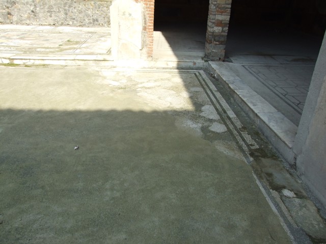 IX.3.5 Pompeii.  March 2009.  Room 25.  Doorway to Exedra, and large doorway overlooking garden on right.
