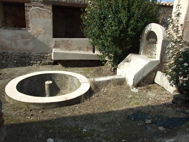 IX.3.5 Pompeii. March 2009. Room 31. Recess in south east corner, against east wall.