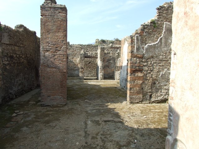 IX.3.5 Pompeii. March 2009. Room 34. Cubiculum. South wall, with square niche and bed recess.