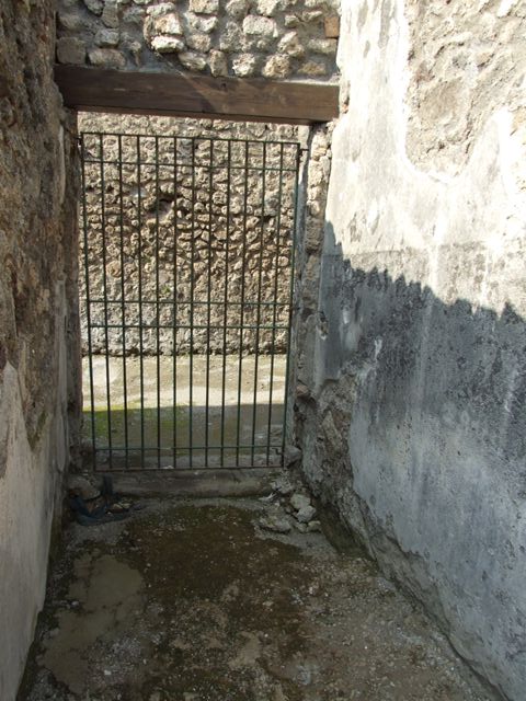 IX.3.5 Pompeii. March 2009. Room 34. Cubiculum. South wall, with square niche.