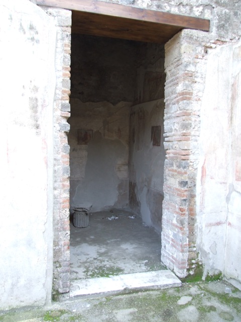 IX.3.5 Pompeii.  March 2009.  Room 18.  South wall with window.