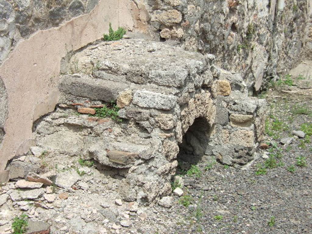 IX.3.7 Pompeii. May 2006. Stairs to upper floor, with arch below.