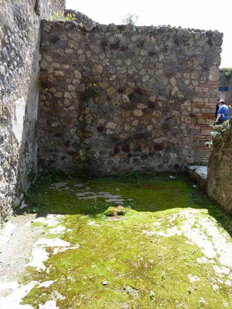 IX.3.12 Pompeii. May 2010. South wall of room on north side of oven. 
This would also have been the side wall of the oven.
