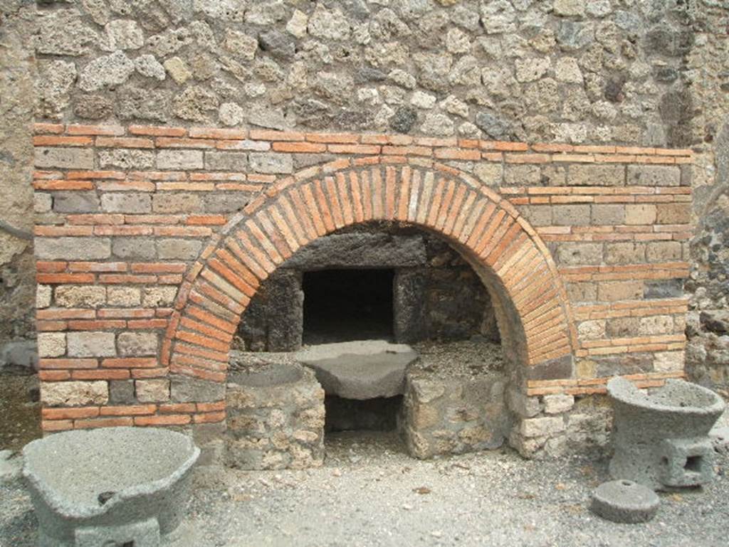 Fig. 66 – Pompéi, boulangerie IX 3, 10-12 – Vue générale de la salle des meules.
On note la fosse ouverte dans le dallage, qui continue dans le mur méridional (vue du nord).
Cliché : A. Delvigne-Ryrko – EFR.
